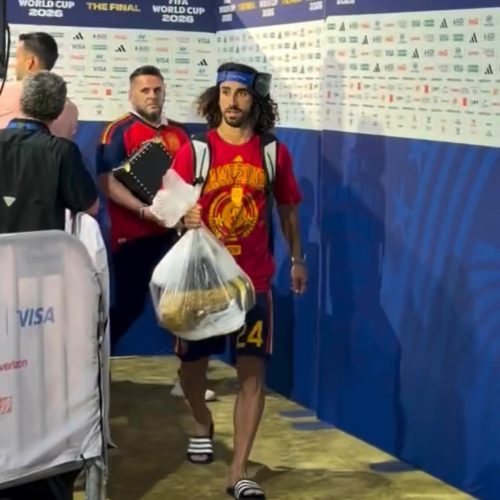 Vídeo de Cucurella viraliza ao carregar taça de forma inusitada na final da Copa do Mundo