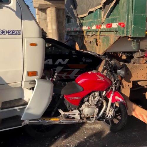 Moto fica prensada entre dois caminhões e cena impressiona motoristas em Goiânia