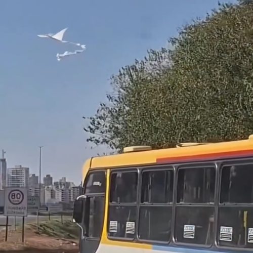 Motorista é flagrado dirigindo enquanto solta pipa próximo à BR-153, em Goiânia