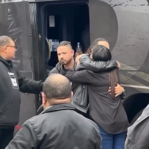 Equipe de Rick chega ao velório para dar o último adeus ao cantor
