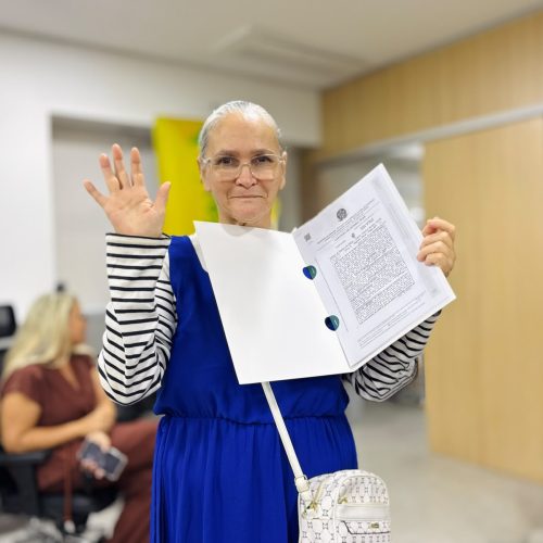 Mais 23 famílias recebem escrituras gratuitas em Senador Canedo