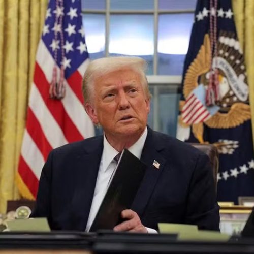 Trump suspende entrada de refugiados já aprovados, afetando milhares, incluindo afegãos