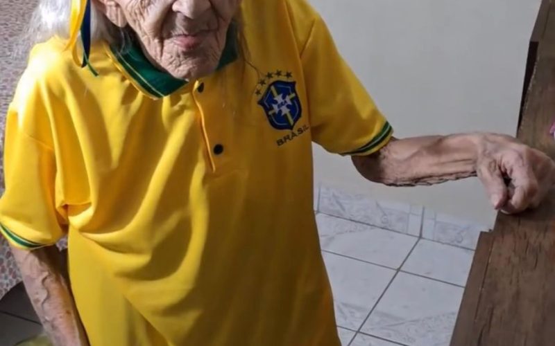 COM 104 ANOS, DONA MARIA ENCANTA WEB AO SE ARRUMAR PARA ASSISTIR JOGO DA SELEÇÃO BRASILEIRA