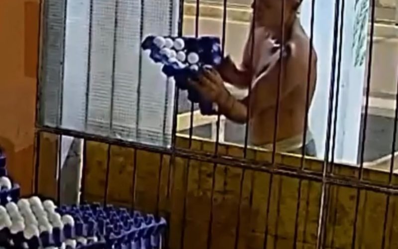 Missão quase impossível:Homem furta ovos com cabos de vasoura e viraliza
