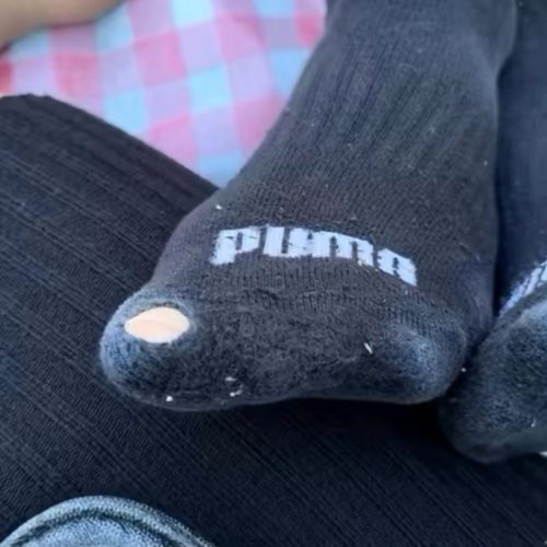 Amor em Paris viraliza após detalhe inusitado no look do marido