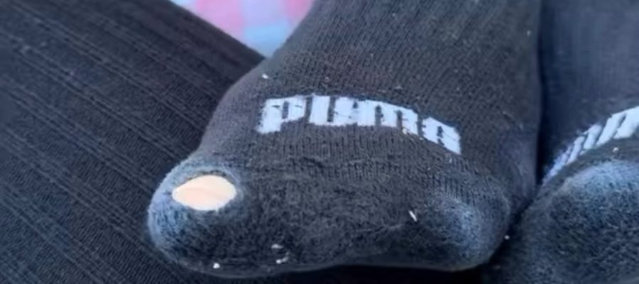 Amor em Paris viraliza após detalhe inusitado no look do marido