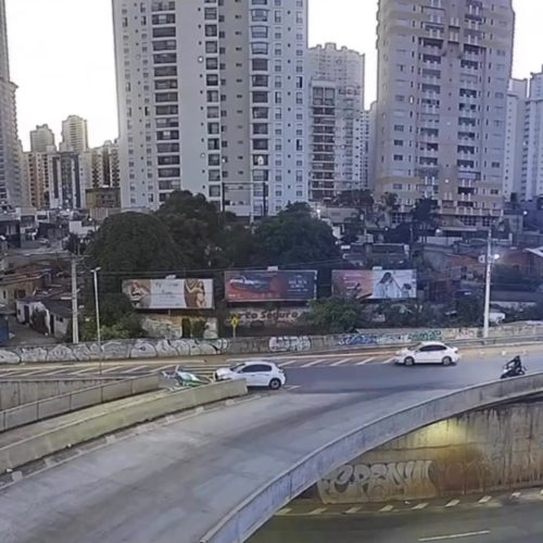 Carro bate em cancela e danifica estrutura na Marginal Botafogo, em Goiânia