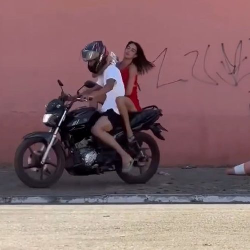 Ela não deixou escapar! Mulher pula em moto durante fuga misteriosa
