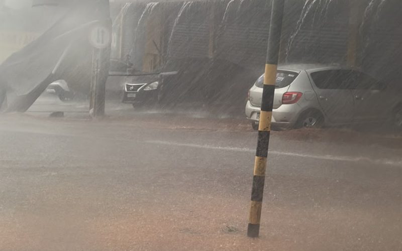 Temporal provoca alagamentos e estragos em diferentes pontos de Senador Canedo nesta quinta-feira