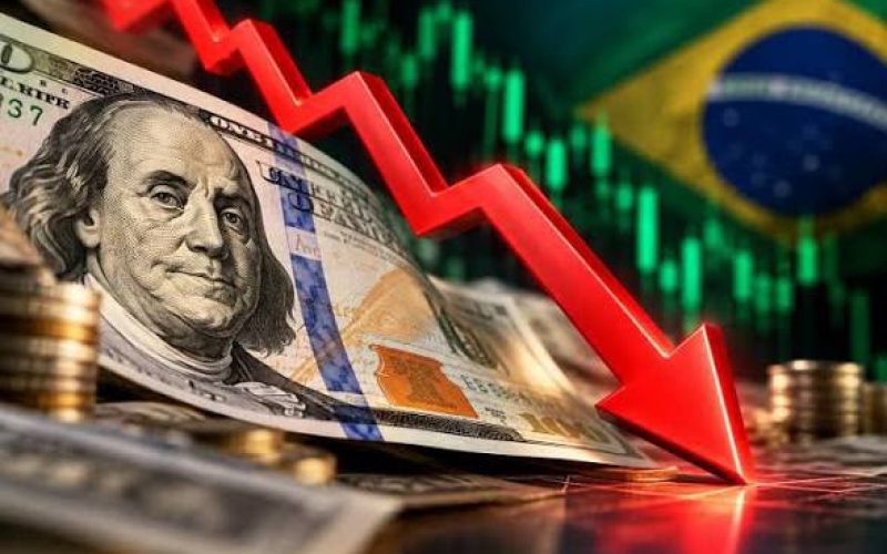 Dólar despenca mais de 4% e volta a ficar abaixo de R$ 5 após resultado das eleições