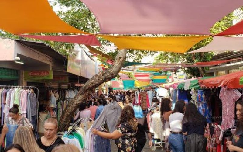 Mais de 100 brechós tomam conta do Centro de Goiânia neste domingo com moda e preços variados