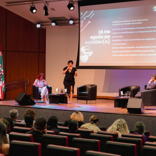 Senador Canedo apresenta uso de inteligência artificial e serviços digitais em seminário estadual