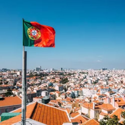 Portugal ordena saída de 18 mil imigrantes; medida gera críticas e alerta do Brasil