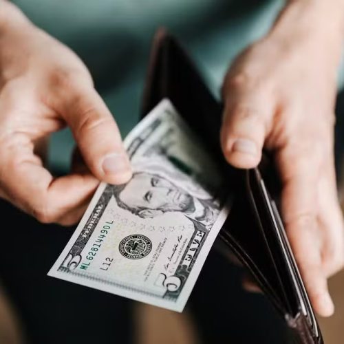 Dólar despenca e Ibovespa dispara após Trump recuar de tarifaço global, mas China e Europa mantêm retaliações